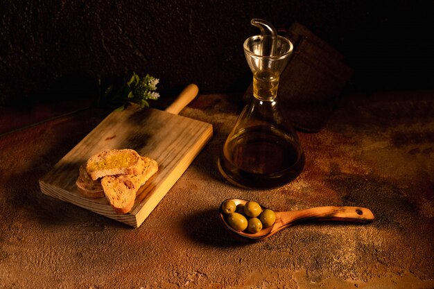 Desayuno saludable. Tostada de aceite de oliva en la vista superior de la superficie negra. comida española