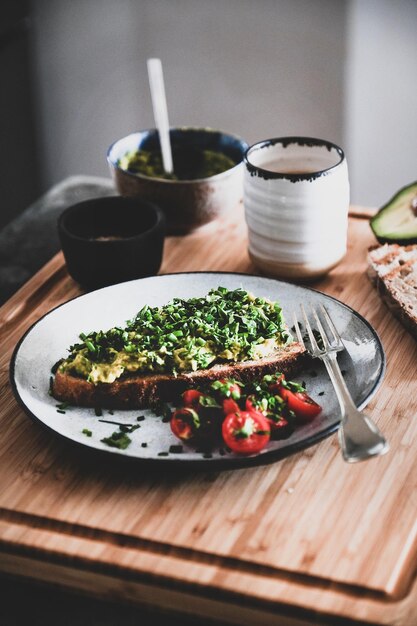 Desayuno saludable con tostadas de aguacate y café espresso a bordo