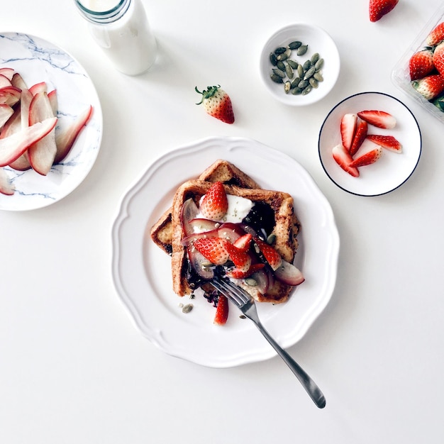 Desayuno saludable con tostadas francesas de fresas