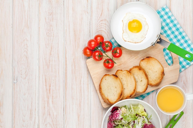 Desayuno saludable con tostadas de huevo frito y ensalada