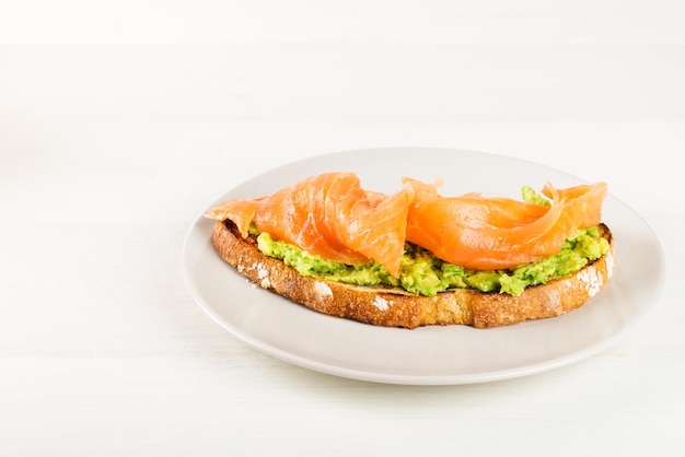 Desayuno saludable con tostadas de pan integral aplastado aguacate a