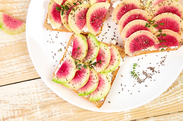 Desayuno saludable tostadas de rábano en rodajas de sandía