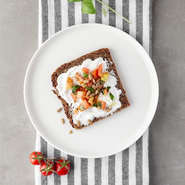 Foto desayuno saludable con tostadas y verduras planas.