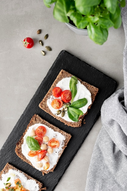 Foto desayuno saludable con tostadas y verduras.