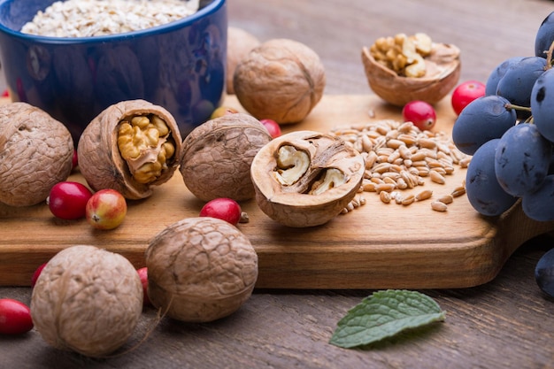 Desayuno saludable trigo avena arándanos nueces uvas en una mesa de madera