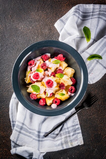 Desayuno saludable de verano, ñoquis de cuajada con frambuesas