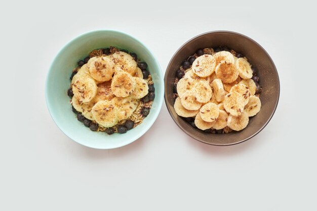 Desayuno saludable Vista superior Avena con plátano y semillas de lino en un tazón Baya en un plato Receta de comida orgánica Cocinero vegano Minimalismo granola Porrigde caliente con fruta