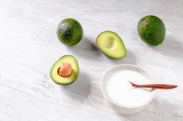 Desayuno saludable yogur y aguacate