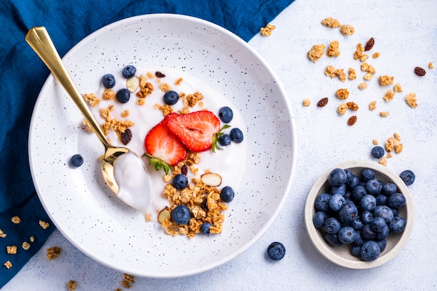 Desayuno saludable . Yogur de granola y bayas