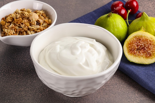 Desayuno saludable Yogur griego casero tradicional con granola