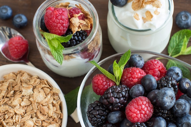 Desayuno saludable con yogur griego fresco, copos y bayas de cerca