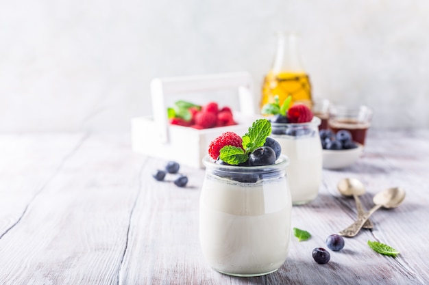 Desayuno saludable con yogur natural y bayas.