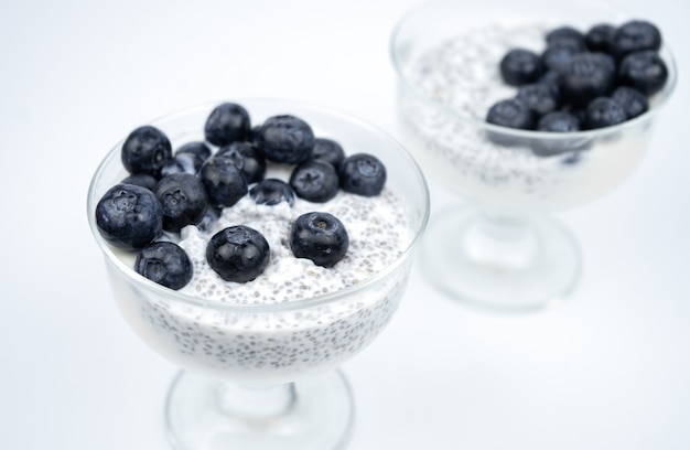 Desayuno saludable con yogur, semillas de chía y arándanos. Comida vegana