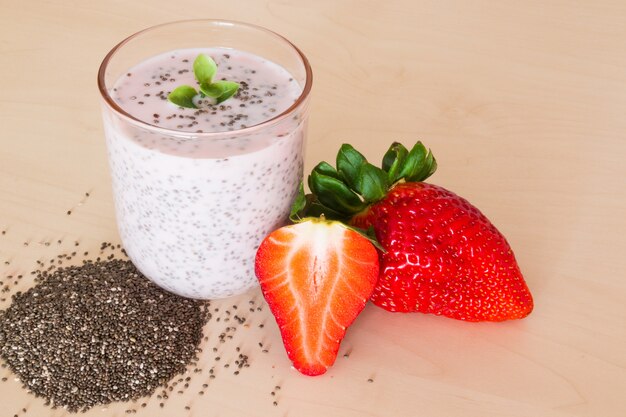 Desayuno saludable con yogurt, chia y fresa.