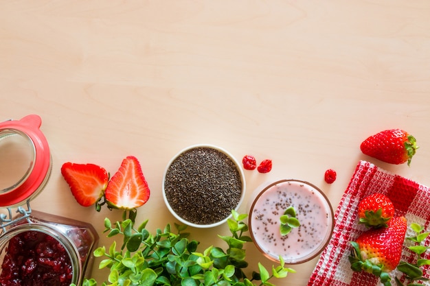 Desayuno saludable con yogurt, chia y fresa.