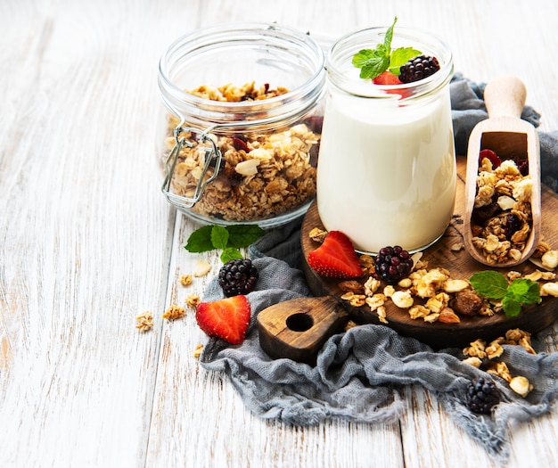 Desayuno saludable, yogurt y granola.