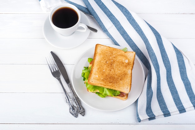 Desayuno con sandwich y café.