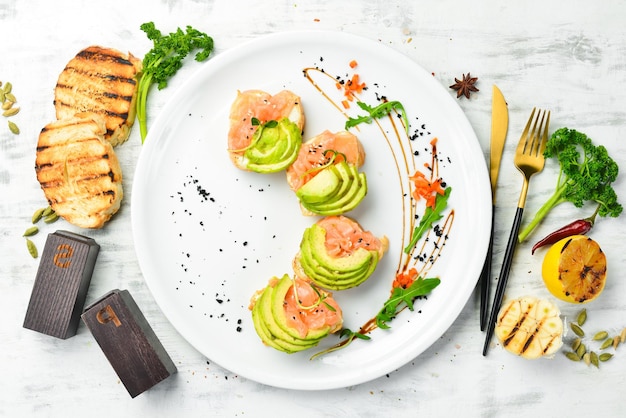 Desayuno Sándwiches de salmón y aguacate en pan blanco Comida saludable Vista superior