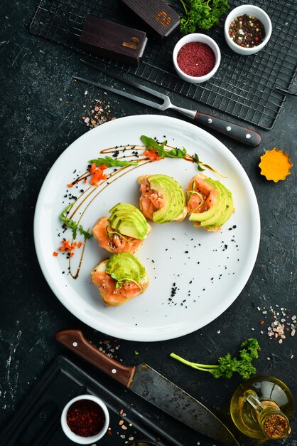 Desayuno Sándwiches de salmón y aguacate en pan blanco Comida saludable Vista superior