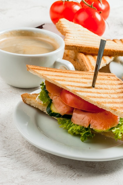 Foto desayuno con sándwiches