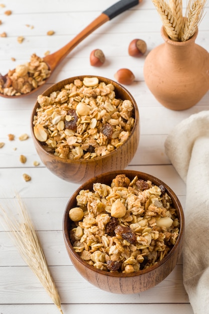 Desayuno seco de copos de avena, gránulos y frutos secos.