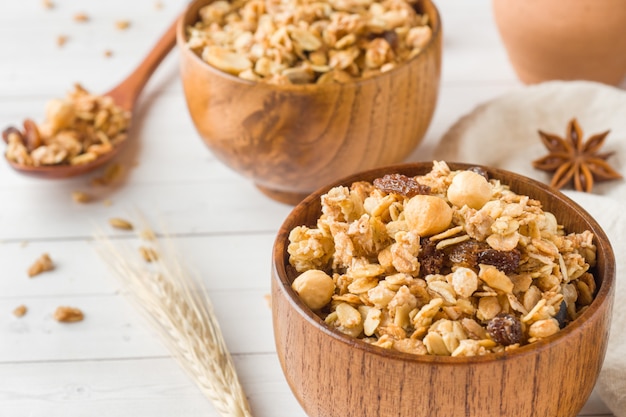 Desayuno seco de copos de avena, gránulos y frutos secos.