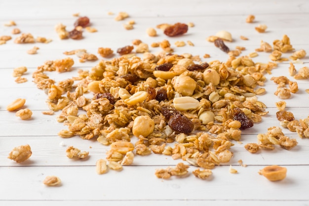 Desayuno seco de copos de avena en mesa blanca