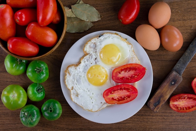 desayuno sencillo con huevos y tomates caseros