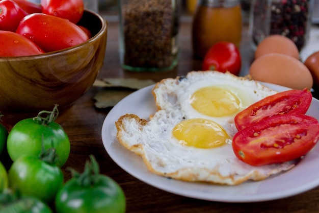 desayuno sencillo con huevos y tomates caseros