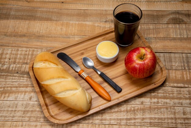 Desayuno sencillo, con pan y mantequilla, café y fruta.