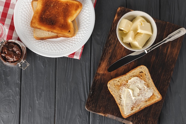 Desayuno sencillo. Pan tostado cubierto de mantequilla