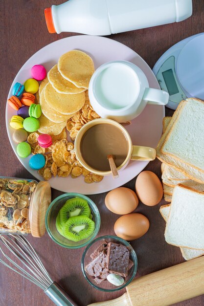 Desayuno servido con café zumo de naranja croissants cereales y frutas Dieta equilibrada