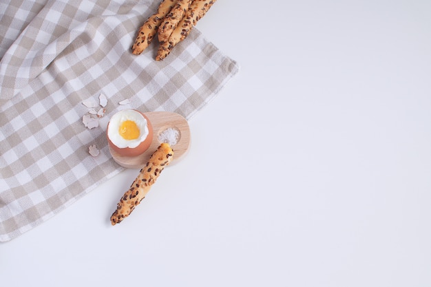 Desayuno servido huevo cocido en huevera de madera
