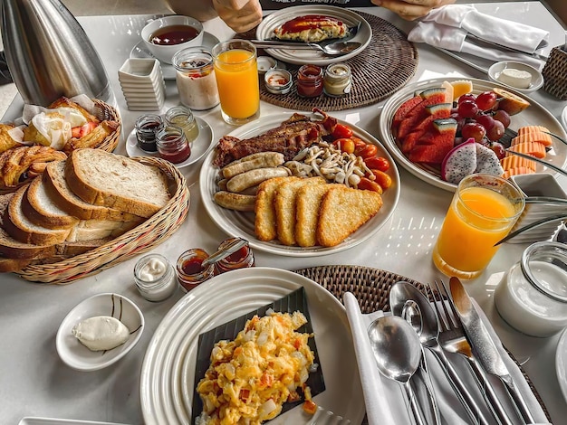 Desayuno servido en la mesa
