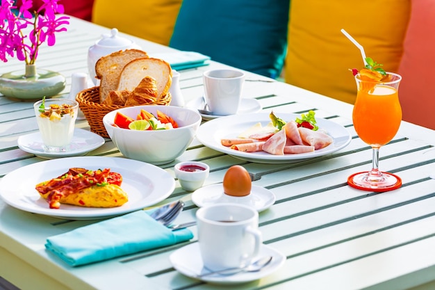 El desayuno se sirve con café, el desayuno se sirve con café, jugo de naranja, croissants, cereales y