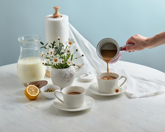 El desayuno se sirve en una mesa con fondo azul claro El desayuno se sirve sobre una mesa azul con borde de espacio para copiar Café con leche Plano