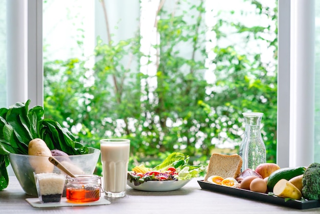El desayuno se sirve en la mesa junto a la ventana.