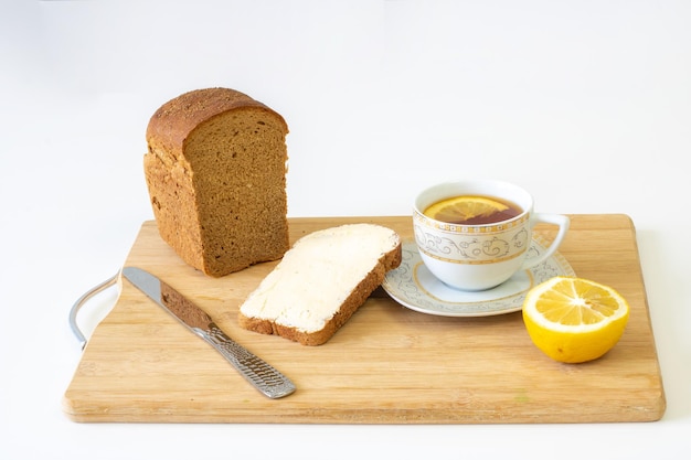 Desayuno sobre fondo de madera sobre fondo blanco.