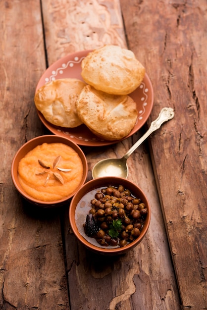 Desayuno Suji o Sooji Halwa Puri o Sheera o Shira Poori, servido en plato y tazón. enfoque selectivo