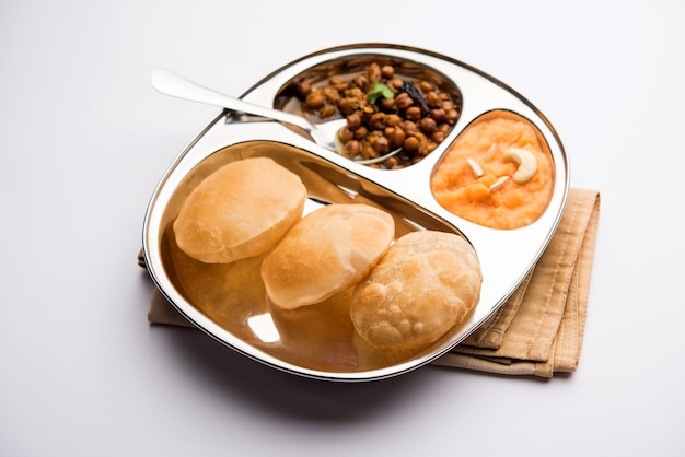 Desayuno Suji o Sooji Halwa Puri o Sheera o Shira Poori, servido en plato y tazón. enfoque selectivo