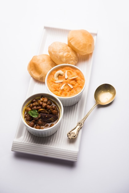 Desayuno Suji o Sooji Halwa Puri o Sheera o Shira Poori, servido en plato y tazón. enfoque selectivo