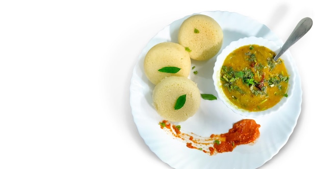 Desayuno del sur de la India idli sambar y chutney de coco