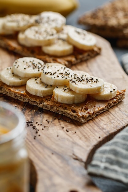 Desayuno en la tabla de cortar en casa