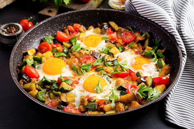 Desayuno tardío: huevos fritos con verduras. Shakshuka. Cocina árabe Comida kosher.