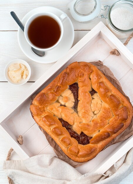 Desayuno con tarta de manzana sobre un fondo claro. Vista superior, con espacio para copiar.