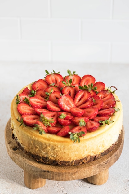 Para el desayuno tarta de queso de fresa con fresas frescas