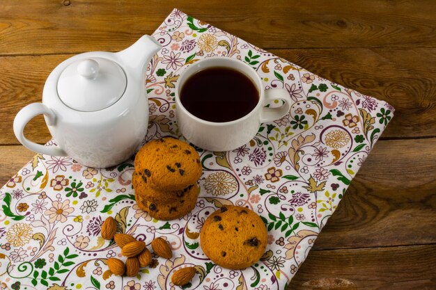 Desayuno té, tetera y galletas.