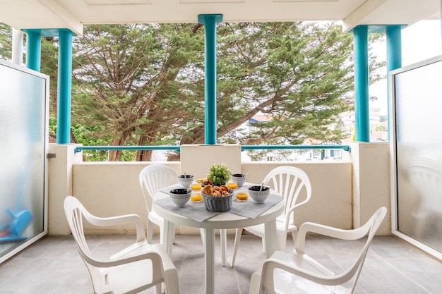 Desayuno en una terraza en una mañana de verano desayuno saludable en una terraza de una casa de verano