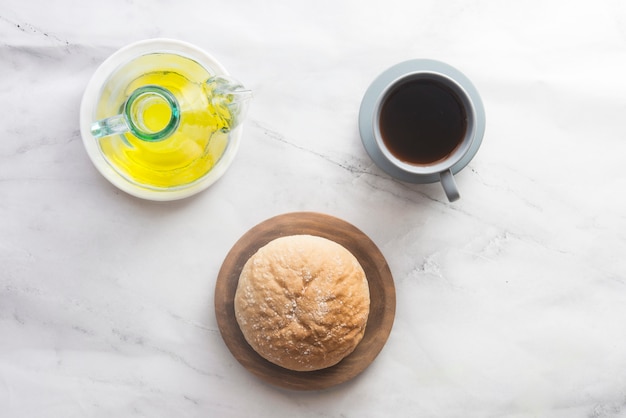 desayuno típico andaluz con pan y aceite