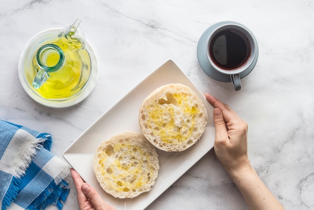 Desayuno típico español con pan y aceite.